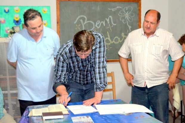 Prefeito assina ordem se serviço de R$ 158 mil para asfalto