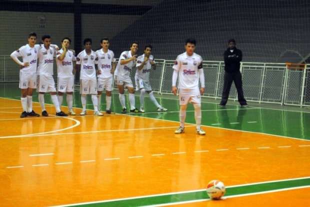 Campeões do Municipal de Futsal de Nova Veneza comemoram a taça