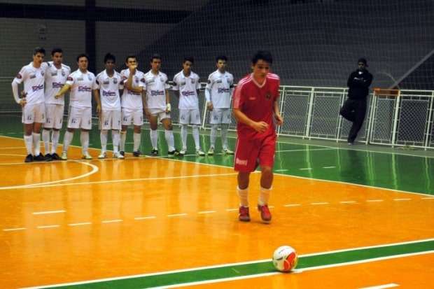 Campeões do Municipal de Futsal de Nova Veneza comemoram a taça