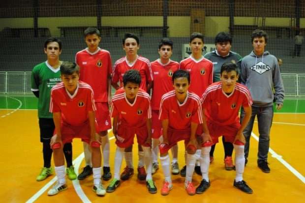 Campeões do Municipal de Futsal de Nova Veneza comemoram a taça