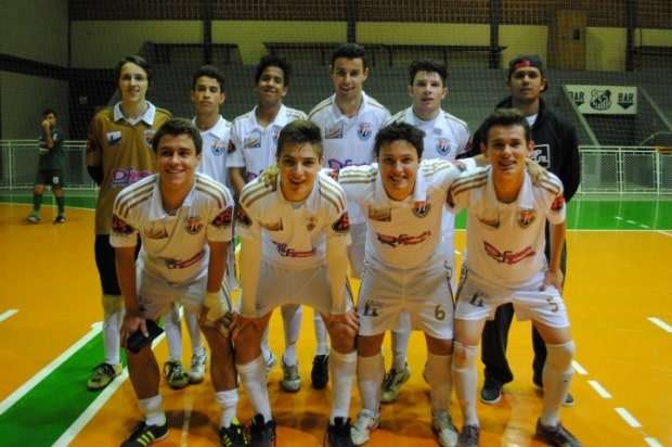 Campeões do Municipal de Futsal de Nova Veneza comemoram a taça