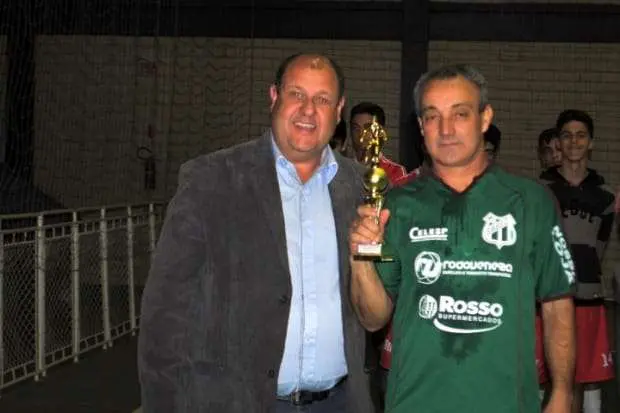 Campeões do Municipal de Futsal de Nova Veneza comemoram a taça