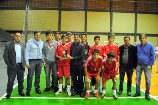 Campeões do Municipal de Futsal de Nova Veneza comemoram a taça