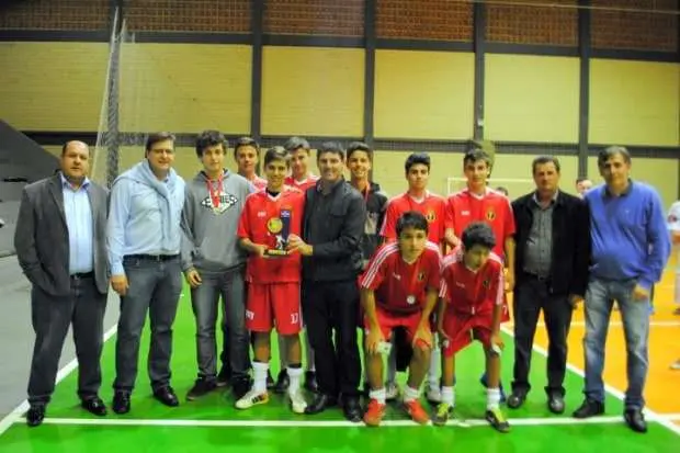 Campeões do Municipal de Futsal de Nova Veneza comemoram a taça