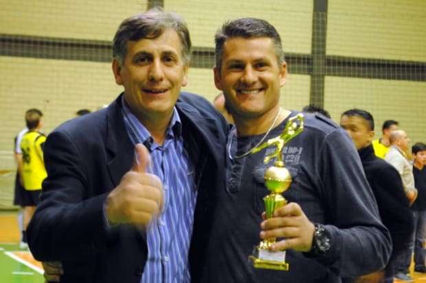 Campeões do Municipal de Futsal de Nova Veneza comemoram a taça