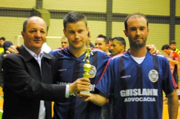 Campeões do Municipal de Futsal de Nova Veneza comemoram a taça