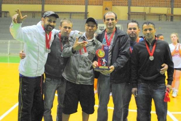 Campeões do Municipal de Futsal de Nova Veneza comemoram a taça