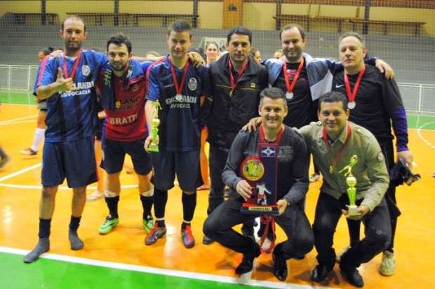 Campeões do Municipal de Futsal de Nova Veneza comemoram a taça