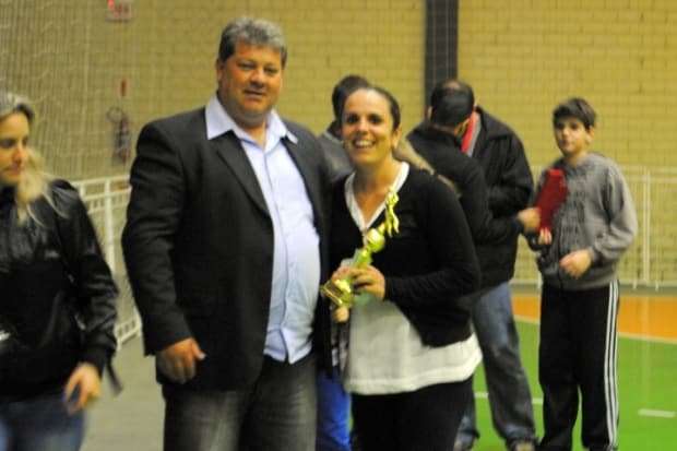 Campeões do Municipal de Futsal de Nova Veneza comemoram a taça