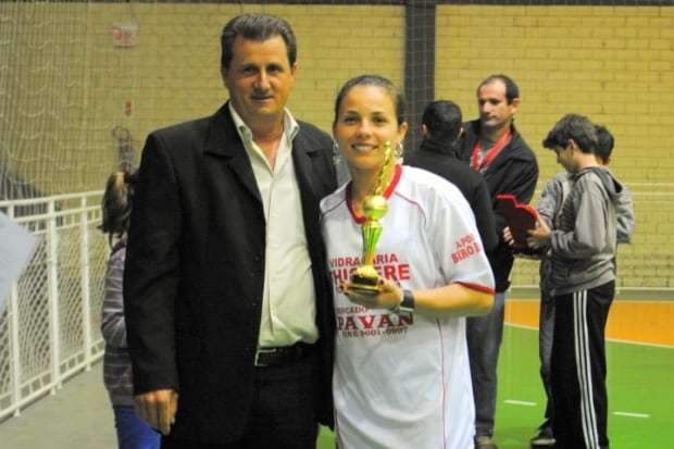 Campeões do Municipal de Futsal de Nova Veneza comemoram a taça