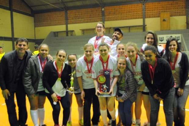 Campeões do Municipal de Futsal de Nova Veneza comemoram a taça