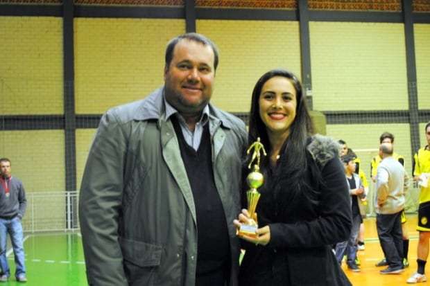 Campeões do Municipal de Futsal de Nova Veneza comemoram a taça
