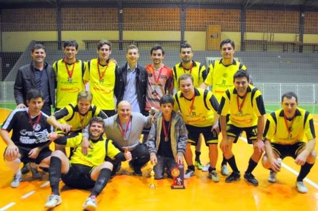 Campeões do Municipal de Futsal de Nova Veneza comemoram a taça