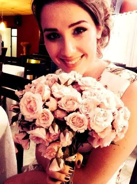 Lá vem casamento! Júlia Billieri pegou o buquê de flores.