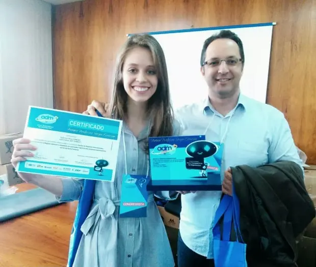 Sabrina Olivo recebendo o troféu e certificado por melhor artigo da categoria Gestão de Negócios Internacionais, no Congresso Internacional de Administração da Universidade Estadual de Ponta Grossa/PR.