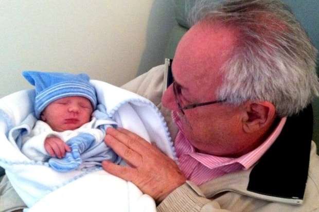 O vovô César Augustus Bortoluzzi, todo bobo com seu neto João Felipe.