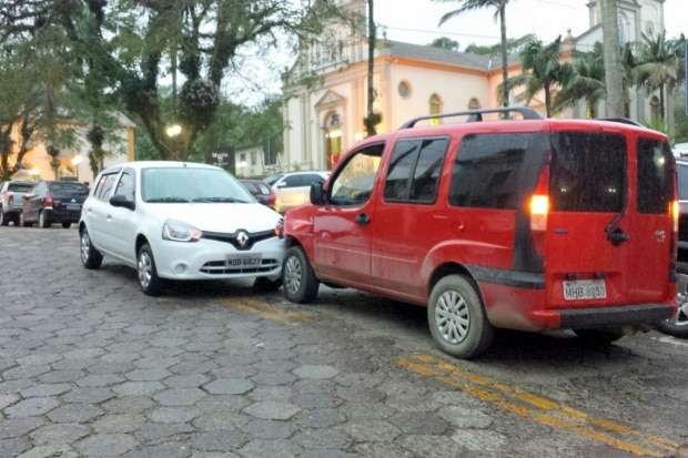 Motorista invade pista contrária e bate em outro veículo na Cônego Miguel Giacca