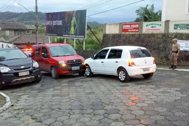 Motorista invade pista contrária e bate em outro veículo na Cônego Miguel Giacca