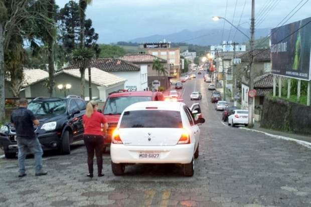 Motorista invade pista contrária e bate em outro veículo na Cônego Miguel Giacca