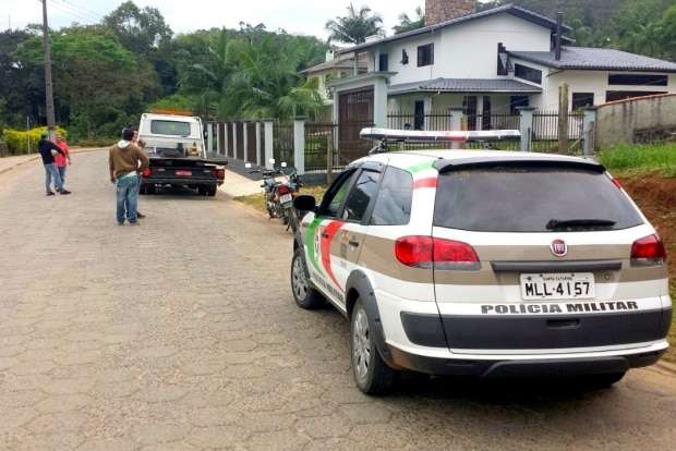 Motos são apreendidas após condutores efetuarem manobras perigosas