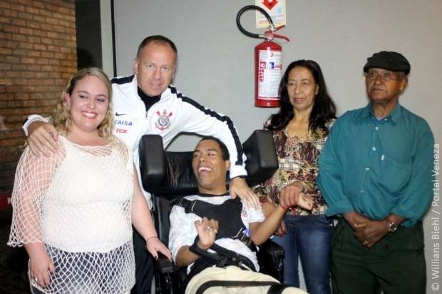Elenco do Corinthians recebe jovem com paralisia cerebral em Nova Veneza
