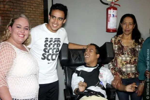 Elenco do Corinthians recebe jovem com paralisia cerebral em Nova Veneza