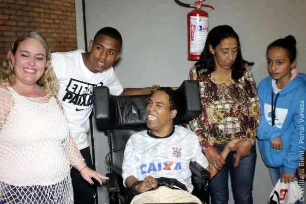 Elenco do Corinthians recebe jovem com paralisia cerebral em Nova Veneza