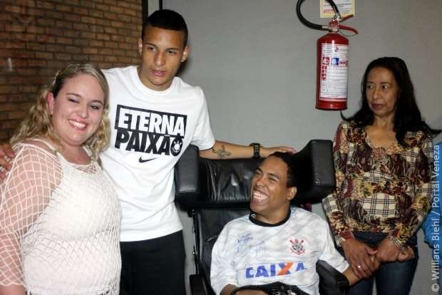 Elenco do Corinthians recebe jovem com paralisia cerebral em Nova Veneza