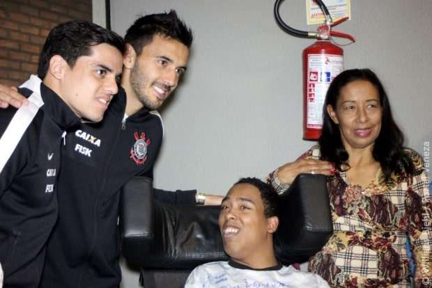 Elenco do Corinthians recebe jovem com paralisia cerebral em Nova Veneza