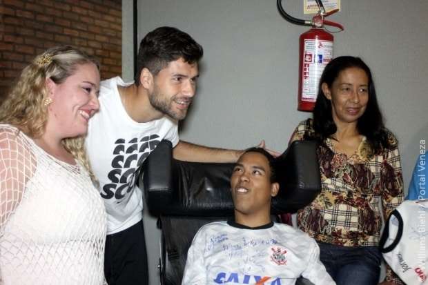 Elenco do Corinthians recebe jovem com paralisia cerebral em Nova Veneza