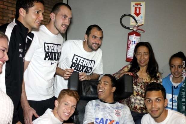 Elenco do Corinthians recebe jovem com paralisia cerebral em Nova Veneza