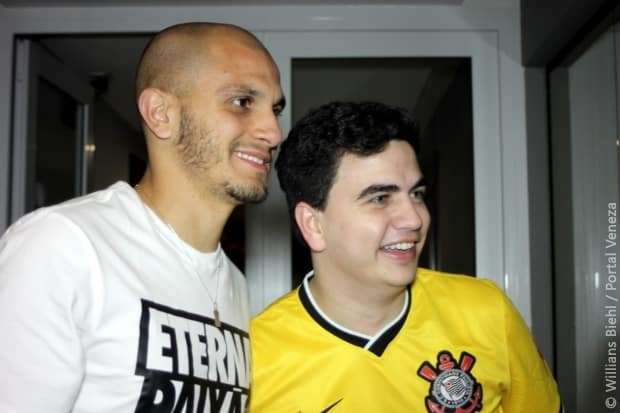 Elenco do Corinthians recebe jovem com paralisia cerebral em Nova Veneza