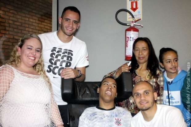 Elenco do Corinthians recebe jovem com paralisia cerebral em Nova Veneza