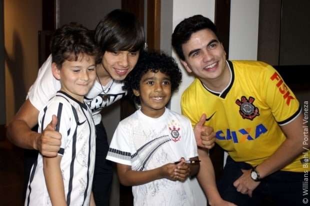 Elenco do Corinthians recebe jovem com paralisia cerebral em Nova Veneza