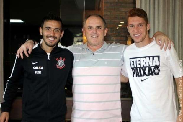 Elenco do Corinthians recebe jovem com paralisia cerebral em Nova Veneza
