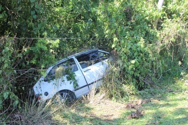 Caroneiro se apavora puxa volante e tira carro da pista na SC-447