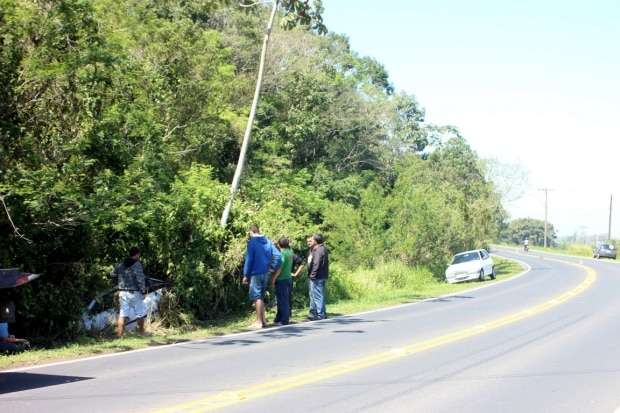 Caroneiro se apavora puxa volante e tira carro da pista na SC-447