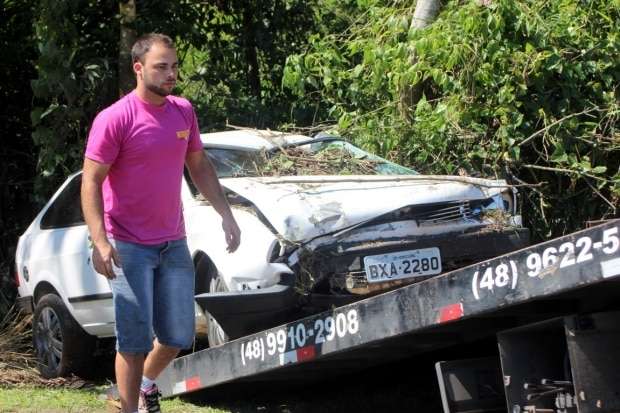 Caroneiro se apavora puxa volante e tira carro da pista na SC-447