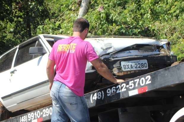 Caroneiro se apavora puxa volante e tira carro da pista na SC-447