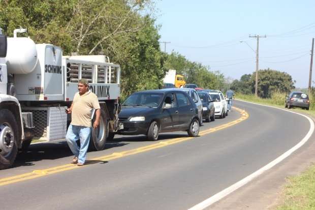 Caroneiro se apavora puxa volante e tira carro da pista na SC-447