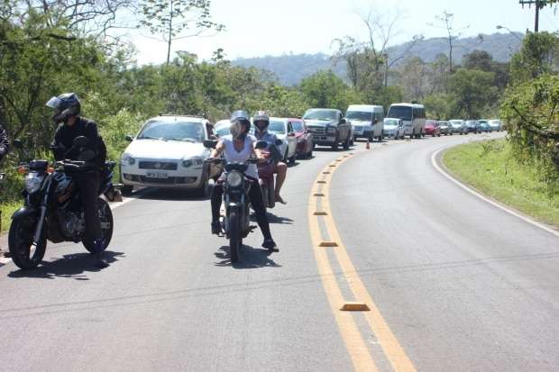 Caroneiro se apavora puxa volante e tira carro da pista na SC-447