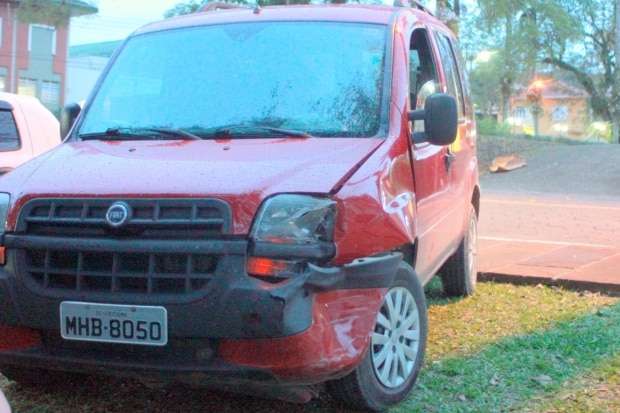 Motorista invade pista contrária e bate em outro veículo na Cônego Miguel Giacca