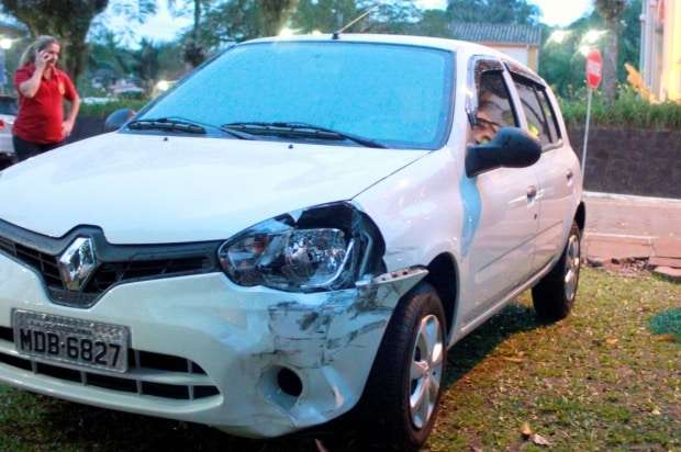 Motorista invade pista contrária e bate em outro veículo na Cônego Miguel Giacca