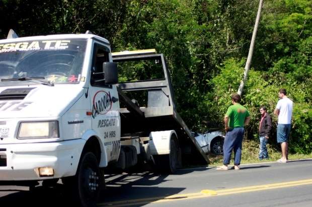 Caroneiro se apavora puxa volante e tira carro da pista na SC-447