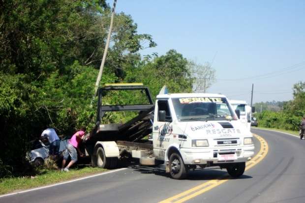 Caroneiro se apavora puxa volante e tira carro da pista na SC-447