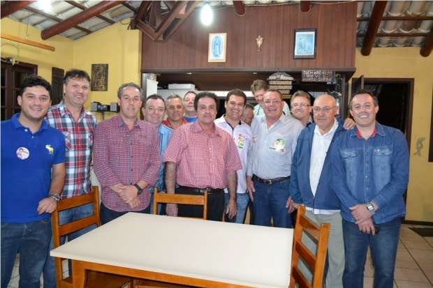 Marcelo Branco: “Quem não sabe sorrir não deve ser comerciante.” 3 O PSB está fazendo um trabalho discreto para montar seu grupo que conta com muitos jovens e dois ex-vereadores, Altemar Colonetti e Valtenir de Mattia. Na semana passada assinou ficha no partido, o jovem Domingos Spillere, irmão do tucano Marco Spillere, e contou com a presença de seus irmãos. Cleiton Salvaro e o Tio “Hik” Salvaro abonaram a ficha.