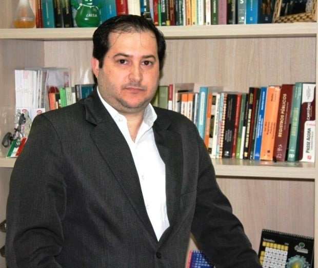 Marcelo Branco: Fretta comandou um grupo que saneou as contas da entidade e agora já está com novos projetos 4 Um grupo de neoveneziados liderado pelo cartorário Vladimir Trizotto está promovendo um debate sobre o plano diretor do Município, com o objetivo de indicar ao prefeito e aos vereadores um norte para o desenvolvimento do município que ficaram surpresos em saber que o Plano Diretor vigente hoje é considerado inapto em 92% das diretrizes do Estatuto das Cidades. Segundo Trizotto, a inércia do Poder Público é tamanha que a sociedade sente a necessidade de buscar novos rumos para o município, colocando de lado as diferenças partidárias. “A melhoria do Plano Diretor é desejada e debatida há anos, mas somente agora parece que o poder público será forçado a agir, ou a sociedade agirá”, comenta.