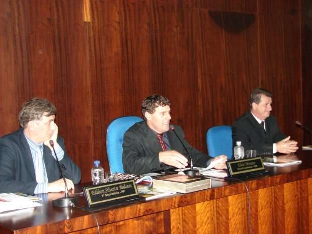 Marcelo Branco: Fretta comandou um grupo que saneou as contas da entidade e agora já está com novos projetos 6 O vereador Eloir Biro-Biro Minatto (PSD) conduzindo os trabalhos na sessão de quinta-feira. Na mesa diretora também estão o primeiro secretário vereador Edilson Milanez (PP) e Altevir Amboni (PP) segundo secretário.