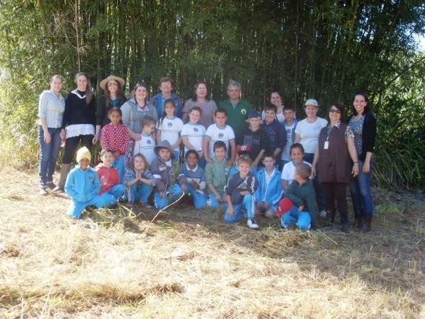 Marcelo Branco: “Quem não sabe sorrir não deve ser comerciante.” 6 No ultimo dia 22 de setembro a ADISI em comemoramos ao dia da árvore, fez oficina de plantio do Projeto Ingabiroba com a Escola Municipal Augusto Mondardo de São Bento Alto, Nova Veneza. Na ocasião foram plantadas 80 mudas nativas nas margens do rio são bento na propriedade do Sr. Daicio mondardo e distribuídas 60 mudas para os alunos. O projeto ingabiroba nasceu em 2009, fazendo campanhas de conscientização, incentivando recuperações de áreas degradadas, afastamento das lavouras de arroz de rios, córregos e nascentes. Durante estes 5 anos foram plantadas aproximadamente 8.000 mil mudas de arvores nativas em 8hectares de áreas distribuídas no município de Nova Veneza e Forquilhinha. Todas estas áreas pertencem a associados da ADISI.