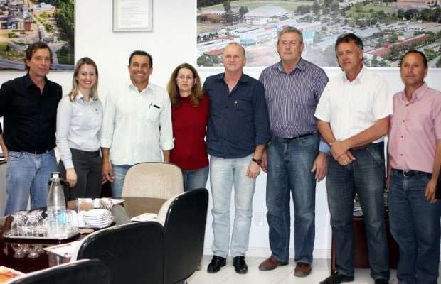 Os presidentes de Câmaras de Vereadores que têm seus municípios cortados pelas águas do Rio Mãe Luzia, estiveram reunidos na tarde da última terça-feira, 27, com o reitor da UNESC, Gildo Volpato, a professora e representante da Comissão do Meio Ambiente e Recursos Humanos, Miriam da Conceição Martins, a assessora acadêmica da Propex, Gisele Silveira Coelho Lopes, e o diretor do Iparque, Marcos Back. Na reunião ficou definida a participação da Universidade no movimento em defesa do Rio Mãe Luzia.